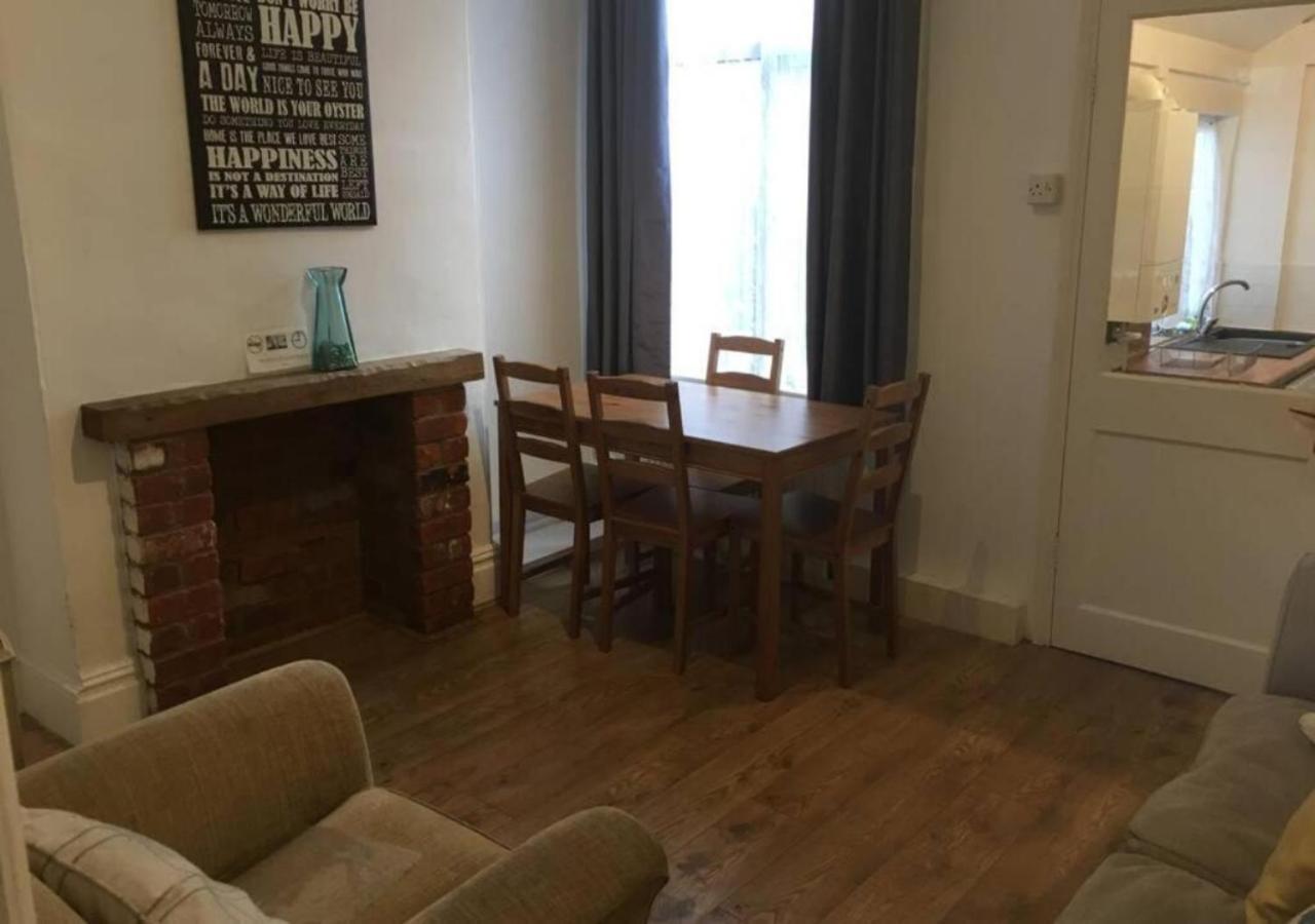 4 Bedroom House For Corporate Stays In ケタリング エクステリア 写真